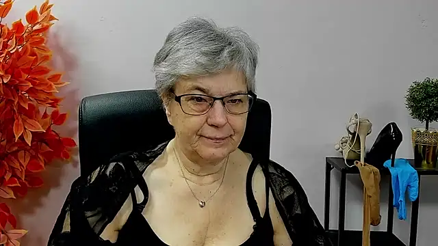 Snapshot of IrisDream chatting on November 24, 7:19 am IrisDream online show from November 24, 7:19 am