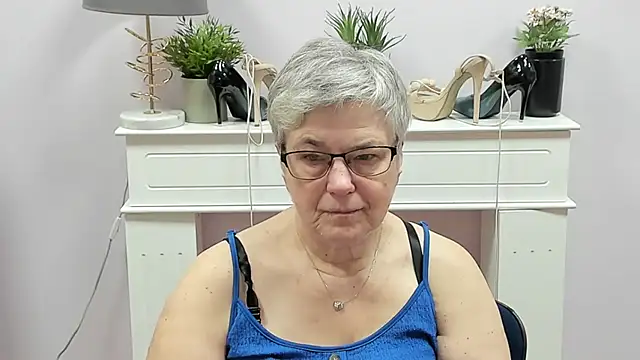 Snapshot of IrisDream chatting on December 18, 7:14 am IrisDream online show from December 18, 7:14 am