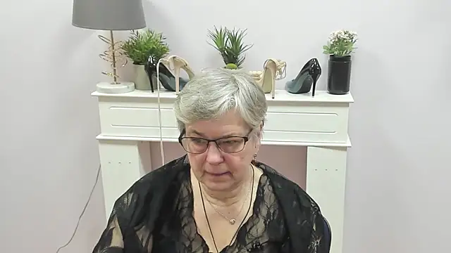 Snapshot of IrisDream chatting on February 4, 7:25 am IrisDream online show from February 4, 7:25 am