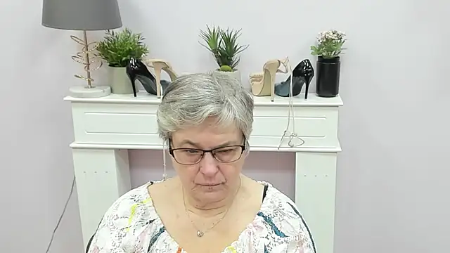 Snapshot of IrisDream chatting on February 9, 7:12 am IrisDream online show from February 9, 7:12 am