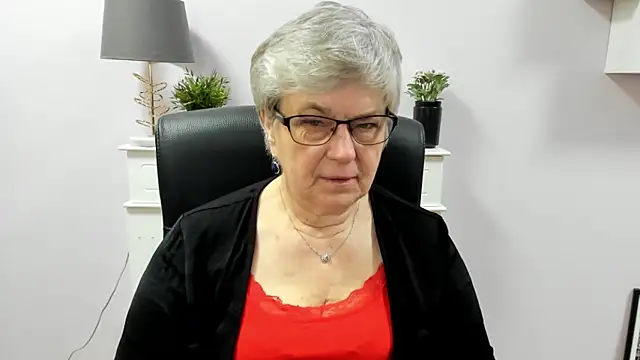 Snapshot of IrisDream chatting on April 24, 6:05 am IrisDream online show from April 24, 6:05 am