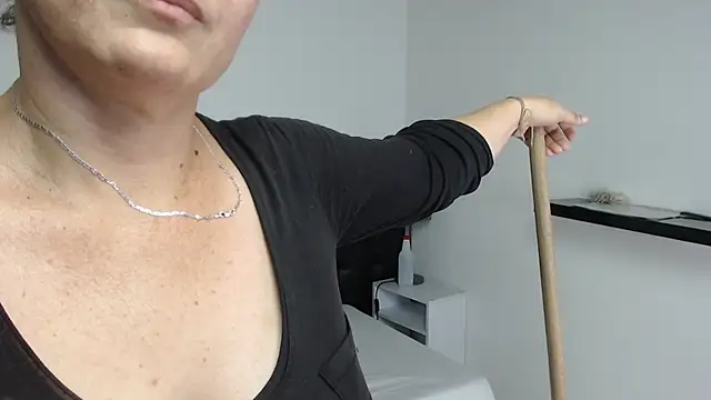 Angelinna Milf online show from December 17, 2:01 am