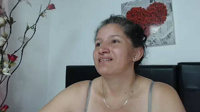 Angelinna Milf online show from December 17, 11:05 pm