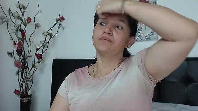 Angelinna Milf online show from December 21, 7:06 pm