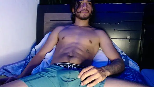 Snapshot of maxximus_100 chatting on December 22, 8:49 am maxximus 100 online show from December 22, 8:49 am