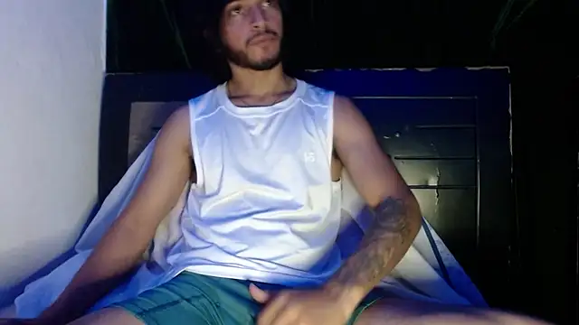 Snapshot of maxximus_100 chatting on December 29, 5:42 am maxximus 100 online show from December 29, 5:42 am