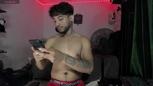 Snapshot of maxximus_100 chatting on April 1, 3:29 am maxximus 100 online show from April 1, 3:29 am