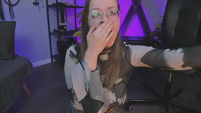 Snapshot of CassieCool chatting on February 9, 3:32 am CassieCool online show from February 9, 3:32 am