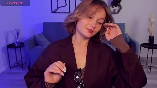 Snapshot of BritnieCute chatting on October 8, 5:16 am BritnieCute online show from October 8, 5:16 am