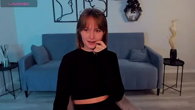 Snapshot of BritnieCute chatting on October 16, 5:08 am BritnieCute online show from October 16, 5:08 am