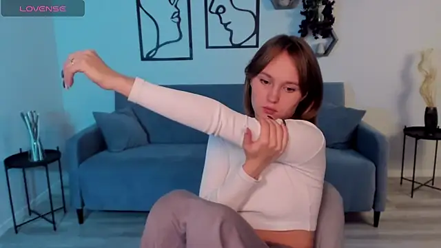 Snapshot of BritnieCute chatting on October 29, 5:20 am BritnieCute online show from October 29, 5:20 am