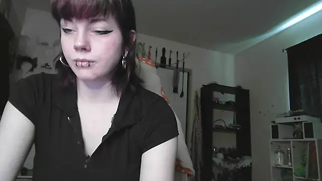 Snapshot of GoddessPinxx chatting on June 1, 9:05 pm GoddessPinxx online show from June 1, 9:05 pm