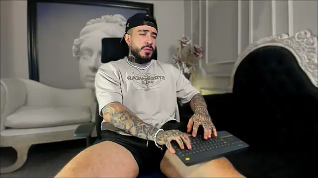 LeoSalvatore  online show from December 12, 8:21 pm