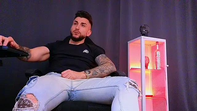 MightyAaron66 online show from February 7, 2:58 pm