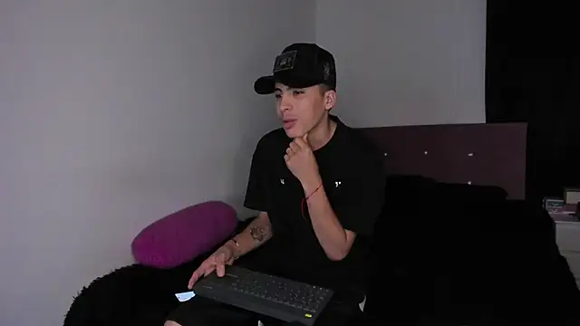 Snapshot of HeellBoy_ chatting on April 6, 5:08 am HeellBoy online show from April 6, 5:08 am