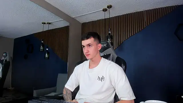 JacksonOlsenn online show from January 16, 3:02 pm