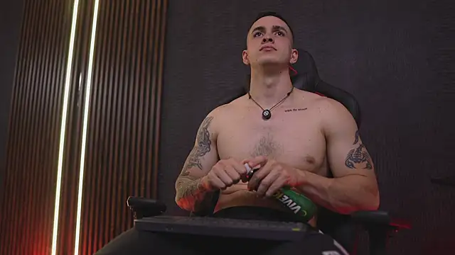 JacksonOlsenn online show from June 1, 10:00 pm