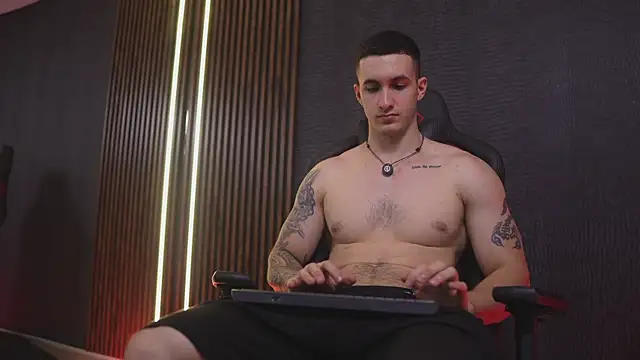 JacksonOlsenn online show from June 6, 9:30 pm