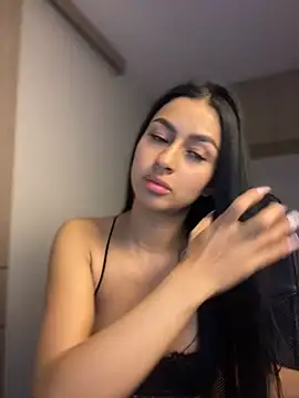 Snapshot of maddy_bronw_ chatting on December 28, 1:18 am maddy bronw online show from December 28, 1:18 am