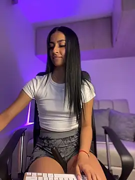 Snapshot of maddy_bronw_ chatting on January 14, 1:36 am maddy bronw online show from January 14, 1:36 am