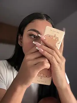 Snapshot of maddy_bronw_ chatting on February 18, 3:10 am maddy bronw online show from February 18, 3:10 am