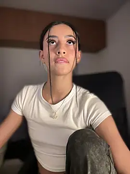 Snapshot of maddy_bronw_ chatting on March 6, 4:19 am maddy bronw online show from March 6, 4:19 am