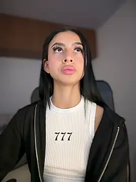 Snapshot of maddy_bronw_ chatting on March 8, 4:23 am maddy bronw online show from March 8, 4:23 am