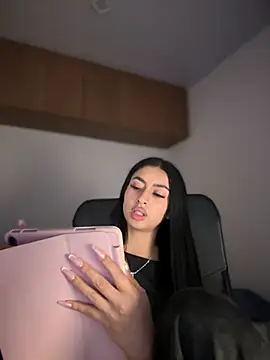 Snapshot of maddy_bronw_ chatting on March 15, 5:30 am maddy bronw online show from March 15, 5:30 am