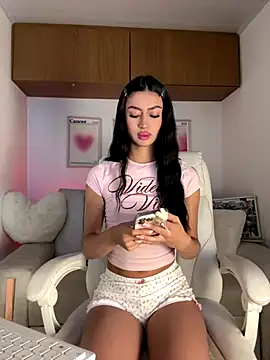 Snapshot of maddy_bronw_ chatting on December 16, 10:15 pm maddy bronw online show from December 16, 10:15 pm