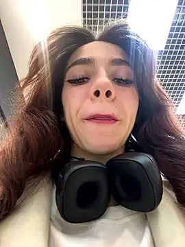 Lily  Belle online show from December 23, 1:13 pm