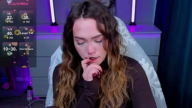 Snapshot of Evia_r0se chatting on February 24, 8:23 am Evia r0se online show from February 24, 8:23 am