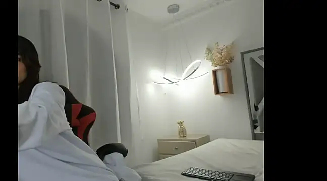 Snapshot of mia_and_masterboy chatting on January 17, 5:42 am mia and masterboy online show from January 17, 5:42 am