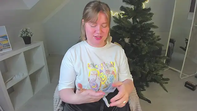 Kira Citro online show from December 8, 3:24 pm