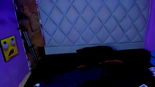 venusowen  online show from September 22, 1:35 pm