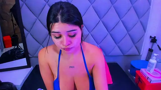 venusowen  online show from December 18, 1:39 pm