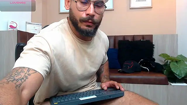 hanz col online show from March 8, 11:37 am