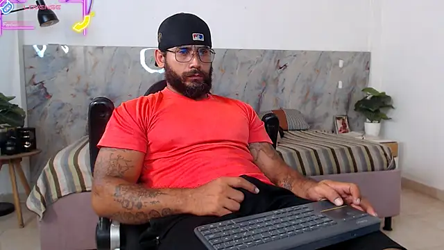 Snapshot of hanz_col chatting on April 2, 3:15 am hanz col online show from April 2, 3:15 am