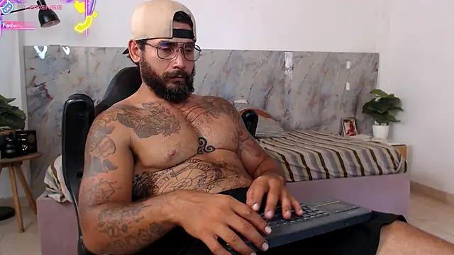 Snapshot of hanz_col chatting on April 2, 3:53 pm hanz col online show from April 2, 3:53 pm