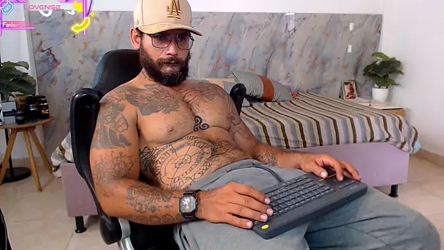 Snapshot of hanz_col chatting on April 7, 4:29 pm hanz col online show from April 7, 4:29 pm