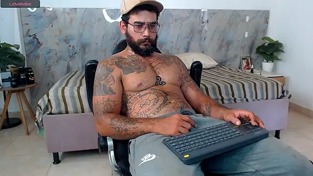 Snapshot of hanz_col chatting on April 8, 4:29 pm hanz col online show from April 8, 4:29 pm