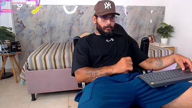 Snapshot of hanz_col chatting on April 9, 2:22 pm hanz col online show from April 9, 2:22 pm