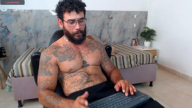 Snapshot of hanz_col chatting on April 10, 3:34 am hanz col online show from April 10, 3:34 am