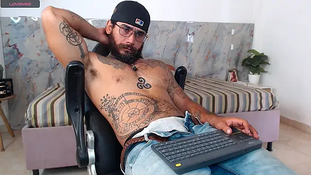 Snapshot of hanz_col chatting on April 16, 2:18 pm hanz col online show from April 16, 2:18 pm