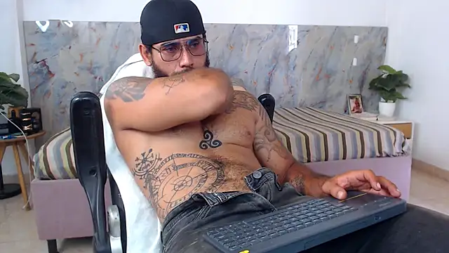 Snapshot of hanz_col chatting on April 17, 2:53 pm hanz col online show from April 17, 2:53 pm