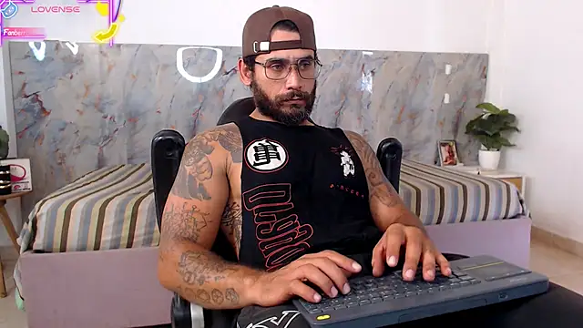 Snapshot of hanz_col chatting on May 4, 4:47 pm hanz col online show from May 4, 4:47 pm