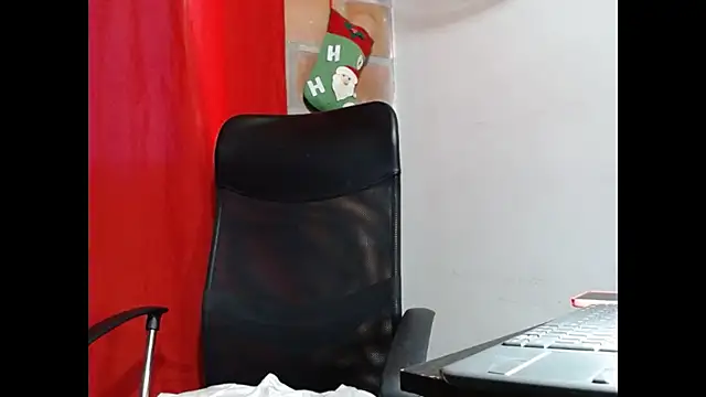 Snapshot of Rennatabothwell01 chatting on December 7, 9:33 pm Rennatabothwell01 online show from December 7, 9:33 pm