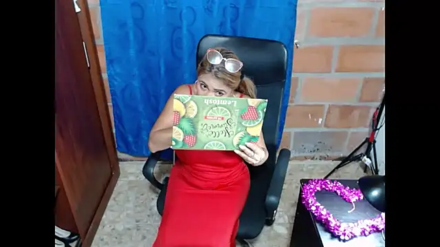 Snapshot of Rennatabothwell01 chatting on February 14, 11:31 pm Rennatabothwell01 online show from February 14, 11:31 pm