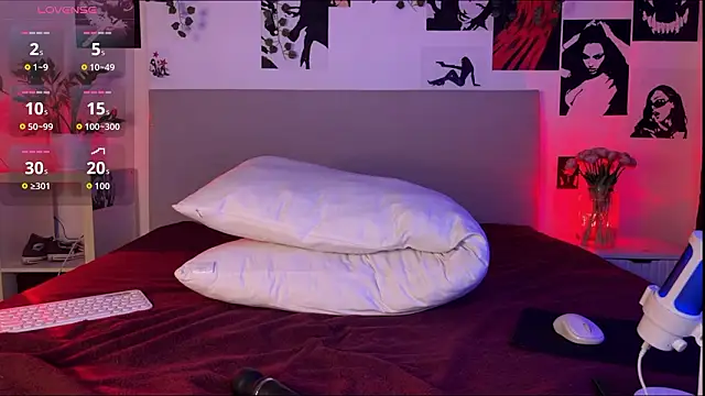 Lisa Moones online show from February 12, 6:36 pm