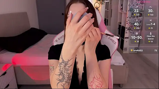 Lisa Moones online show from April 24, 2:19 pm