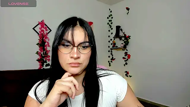Snapshot of Emic_ chatting on February 26, 7:16 pm Emic online show from February 26, 7:16 pm